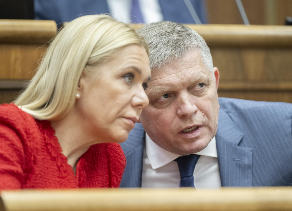 Na snímke premiér SR Robert Fico (Smer-SD) a podpredsedníčka vlády SR a ministerka hospodárstva SR Denisa Saková FOTO: TASR/M. Baumann