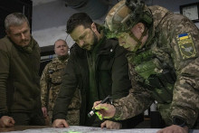 Volodymyr Zelenskyj a Oleksandr Syrskyj študujú v Kupiansku mapu bojiska. (30. novembra 2023). FOTO: TASR/AP