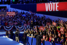 Demokratická prezidentská nominantka a viceprezidentka USA Kamala Harrisová na predvolebnom zhromaždení v Madisone vo Wisconsine. FOTO: Reuters