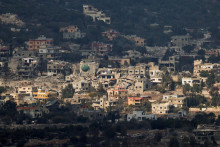 Pohľad ukazuje zničené budovy na libanonskej strane hranice s Izraelom. FOTO: Reuters