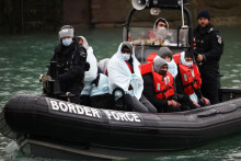 Migranti prichádzajú do prístavu Dover na palube plavidla hraničných síl po tom, čo boli zachránení pri prekročení Lamanšského prielivu v Doveri v Británii. FOTO: Reuters