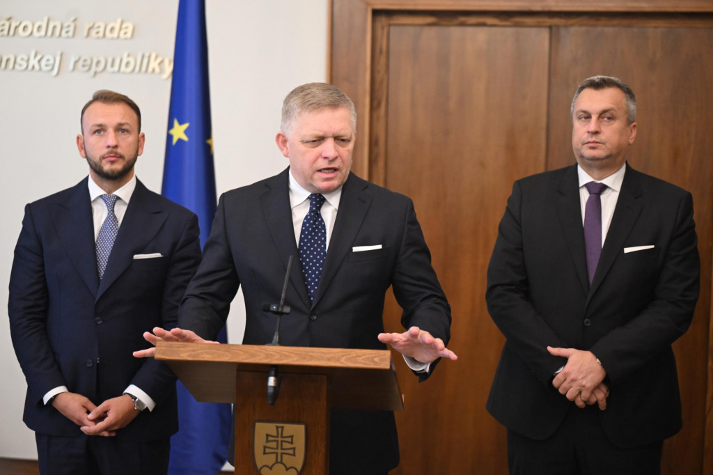 Na snímke predsedovia koaličných strán Robert Fico (SMER-SD, uprostred), Matúš Šutaj Eštok (Hlas-SD, vľavo) a Andrej Danko (SNS, vpravo). FOTO: TASR/Martin Baumann