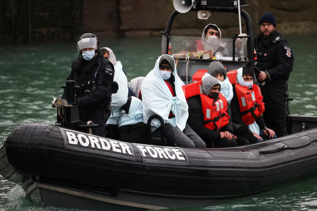 Migranti prichádzajú do prístavu Dover na palube plavidla hraničných síl po tom, čo boli zachránení pri prekročení Lamanšského prielivu v Doveri v Británii. FOTO: Reuters