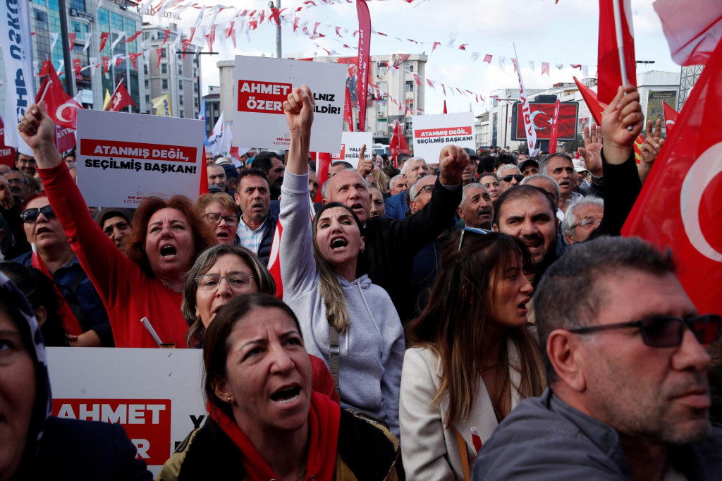 Priaznivci hlavnej opozičnej Republikánskej ľudovej strany sa zúčastňujú na zhromaždení na protest proti zatknutiu starostu Esenyurt Ahmeta Ozera v Istanbule v Turecku. FOTO: Reuters