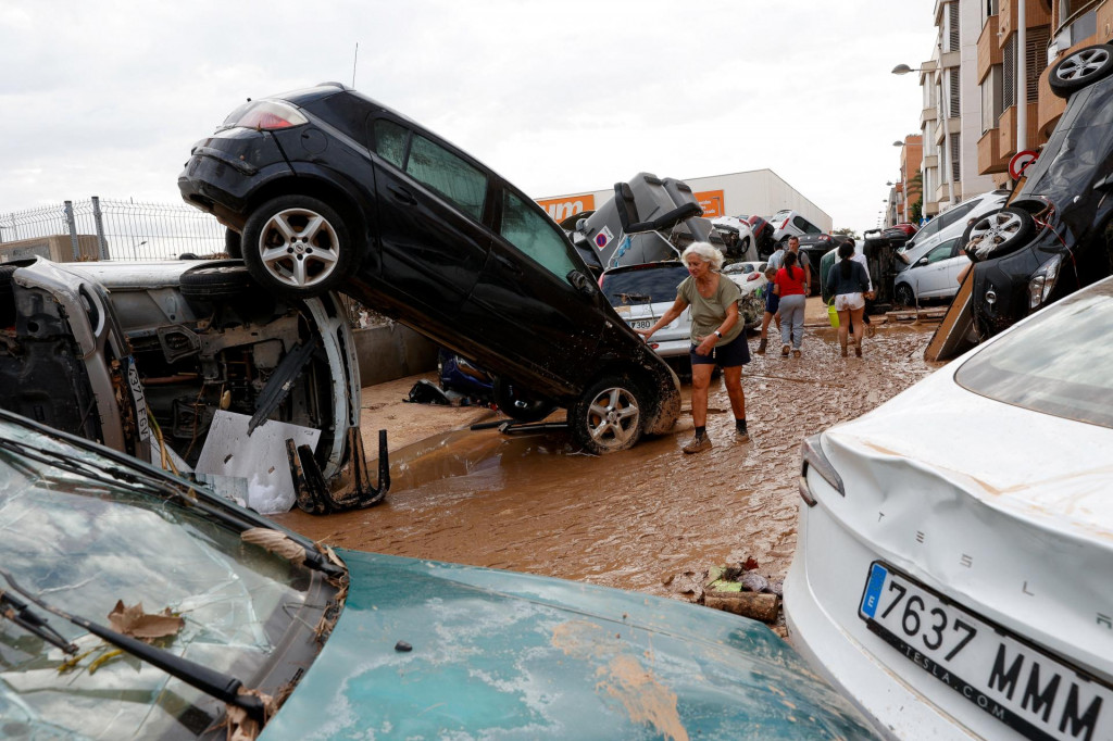 Autá na hlinou pokrytej ulici po prívalových dažďoch, ktoré spôsobili záplavy v španielskej Paiporte. FOTO: Reuters