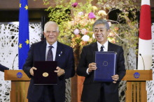 Japonský minister zahraničných vecí Takeši Iwaja (vpravo) a šéf zahraničnej politiky EÚ Josep Borrell. FOTO: TASR/AP