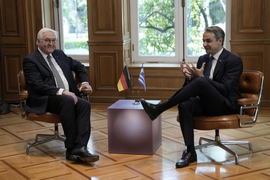 Grécky premiér Kyriakos Mitsotakis (vpravo) sa rozpráva s nemeckým prezidentom Frankom-Walterom Steinmeierom. FOTO TASR/AP
