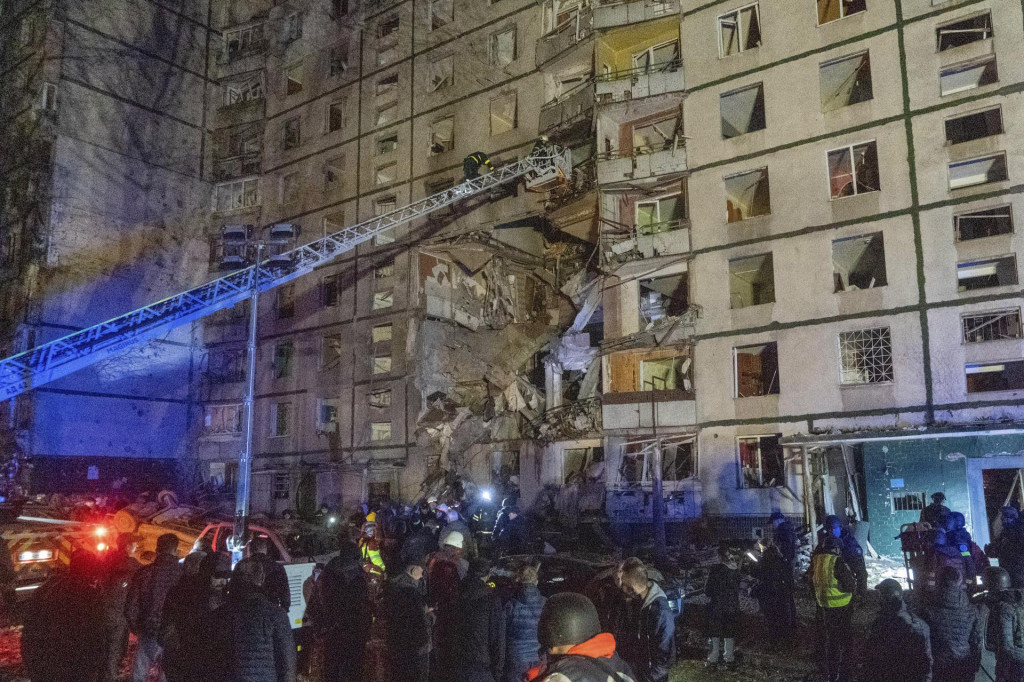 Záchranári zasahujú po útoku ruskej armády, ktorý zasiahol viacposchodovú obytnú budovu v Charkove. FOTO TASR/AP
