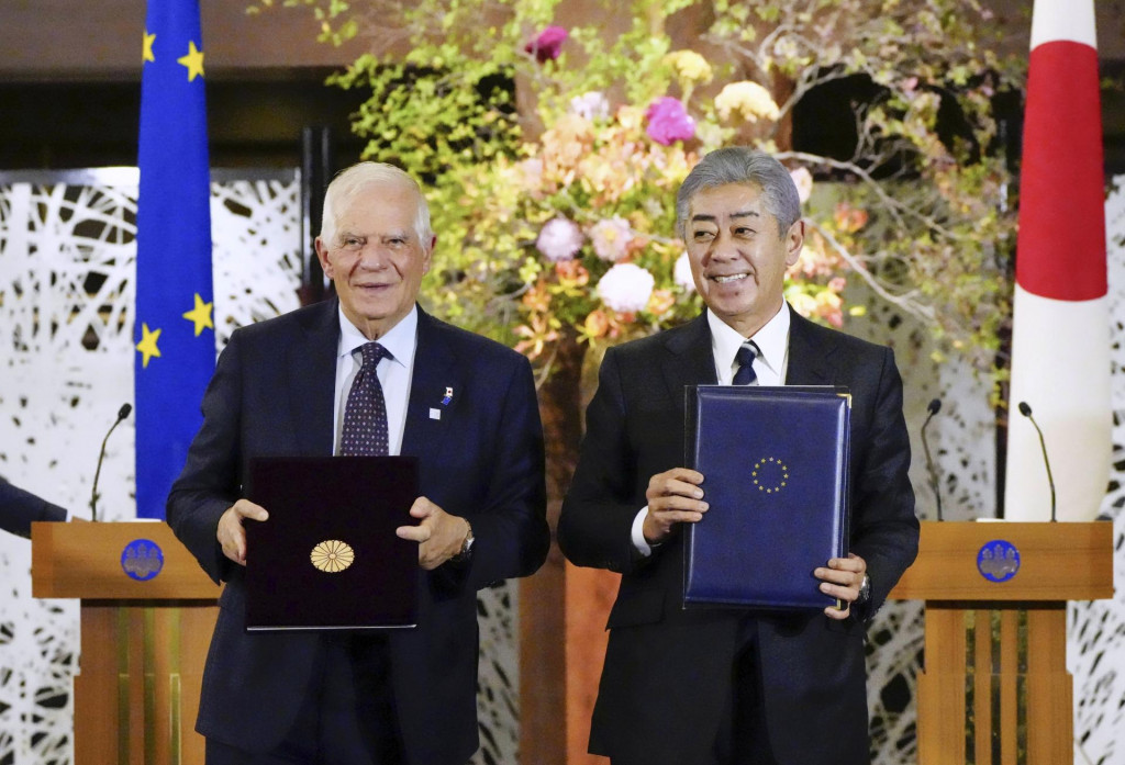 Japonský minister zahraničných vecí Takeši Iwaja (vpravo) a šéf zahraničnej politiky EÚ Josep Borrell. FOTO: TASR/AP