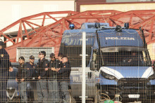 Talianski policajti hliadkujú v albánskom prístave Šengjin. FOTO: TASR/AP