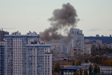 Na oblohe nad mestom stúpa dym po zásahu ruského dronu. FOTO: Reuters