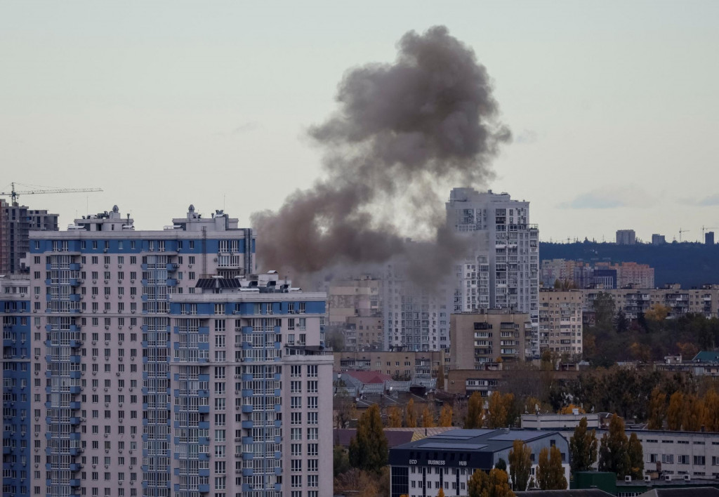 Na oblohe nad mestom stúpa dym po zásahu ruského dronu. FOTO: Reuters