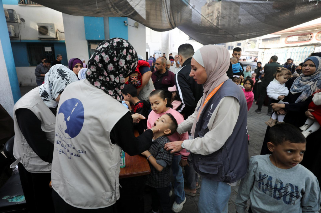 Palestínske deti sú očkované proti detskej obrne počas druhého kola očkovacej kampane v Gaze. FOTO: Reuters