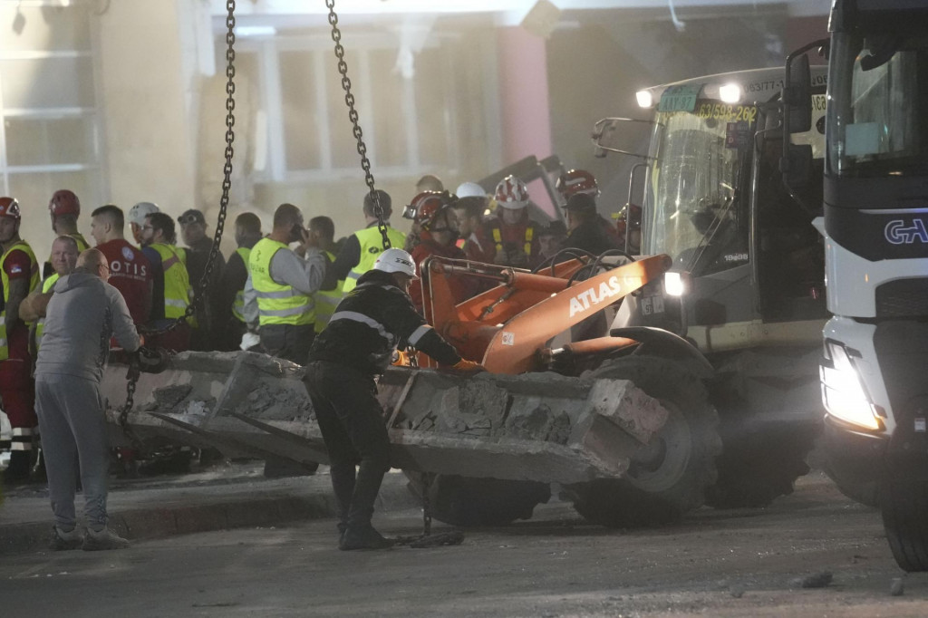 Záchranári hľadajú obete po páde časti strechy železničnej stanice v srbskom meste Nový Sad. FOTO: TASR/AP