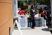 Predčasné hlasovanie v amerických prezidentských voľbách v Tampe na Floride. FOTO: Reuters