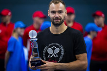 Ruský tenista Roman Safiullin pózuje s trofejou po víťazstve nad Belgičanom Raphaelom Collignonom vo finále dvojhry na challengerovom turnaji Slovak Open. FOTO: TASR/Jakub Kotian