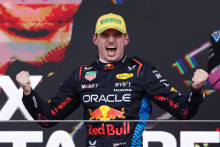 Max Verstappen oslavuje triumf na Veľkej cene Brazílie. Čoskoro sa môže stať aj majstrom sveta. FOTO: Reuters