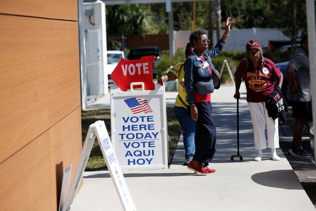 Predčasné hlasovanie v amerických prezidentských voľbách v Tampe na Floride. FOTO: Reuters