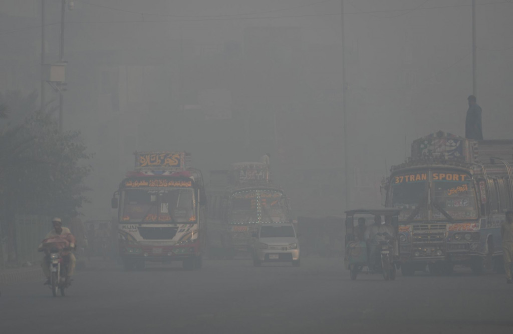 Autá jazdia počas smogu v pakistanskom meste Láhaur. FOTO: TASR/AP