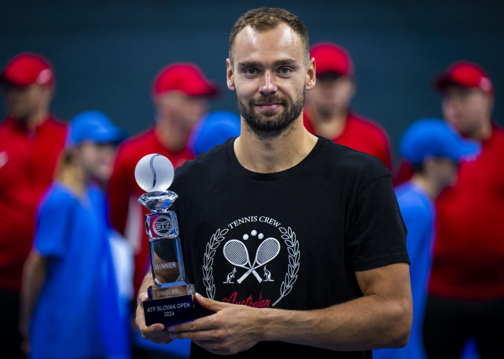 Ruský tenista Roman Safiullin pózuje s trofejou po víťazstve nad Belgičanom Raphaelom Collignonom vo finále dvojhry na challengerovom turnaji Slovak Open. FOTO: TASR/Jakub Kotian