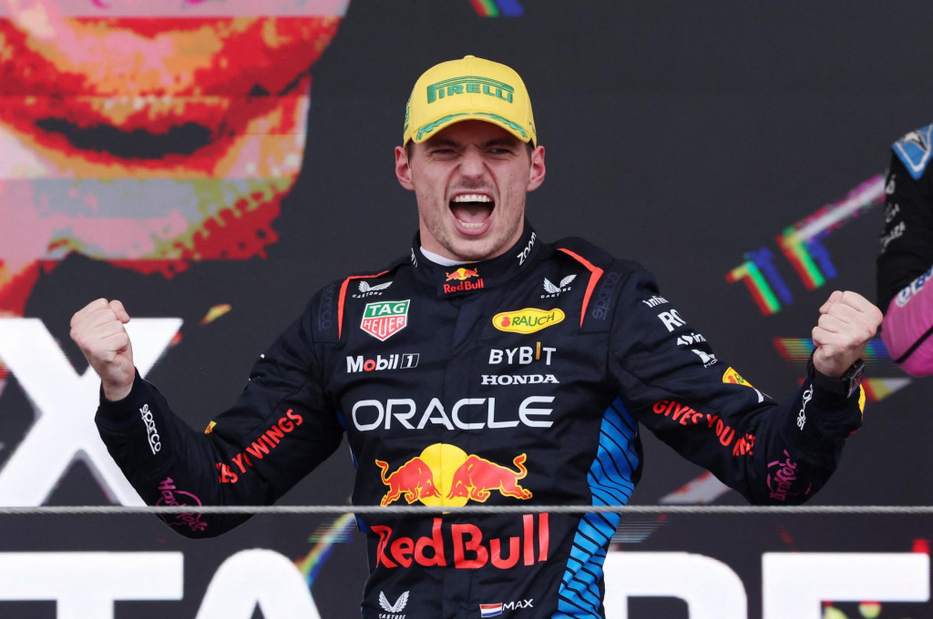 Max Verstappen oslavuje triumf na Veľkej cene Brazílie. Čoskoro sa môže stať aj majstrom sveta. FOTO: Reuters