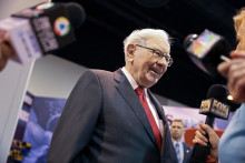 Legendárny investor a šéf investičného fondu  Berkshire Hathaway Warren Buffett prichádza na valné zhromaždenie spoločnosti. FOTO: REUTERS

