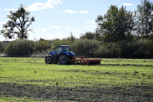 Na snímke traktor počas jesennej prípravy pôdy na poli pri obci Veľký Kamenec v okrese Trebišov.