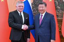 Slovenský premiér Robert Fico (vľavo) a čínsky prezident Si Ťin-pching si podávajú ruky počas stretnutia v Pekingu. FOTO: TASR/XINHUA