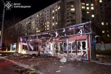 Pohľad na škody po tom, čo ruská riadená bomba zasiahla supermarket v charkovskej štvrti neďaleko centra mesta. FOTO: Reuters