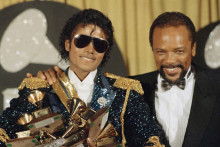 Michael Jackson (vľavo) a americký hudobník, producent a skladateľ Quincy Jones (vpravo).