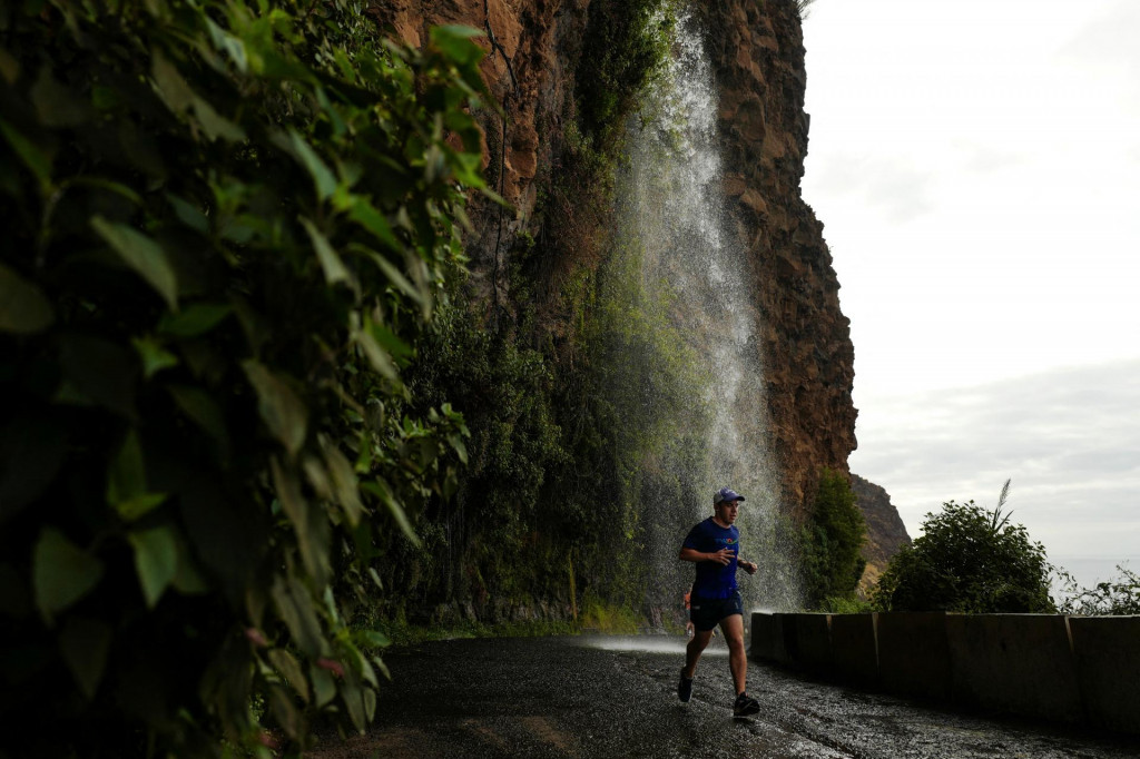 Muž beží neďaleko vodopádu Anjos v Ponta do Sol na portugalskom ostrove Madeira. FOTO: REUTERS