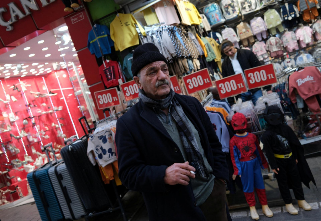 Medziročná inflácia v októbri klesla na 48,58 percenta zo septembrových 49,38 percenta. FOTO: REUTERS