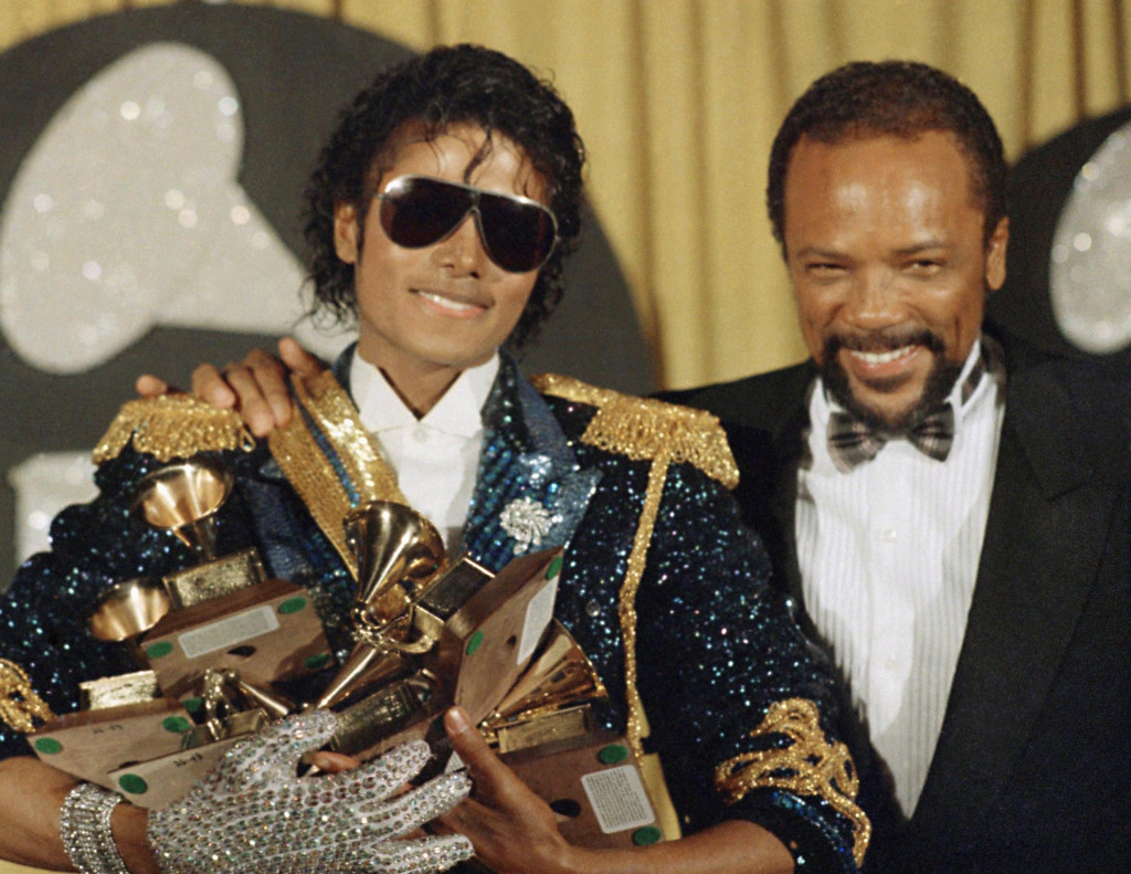 Michael Jackson (vľavo) a americký hudobník, producent a skladateľ Quincy Jones (vpravo).