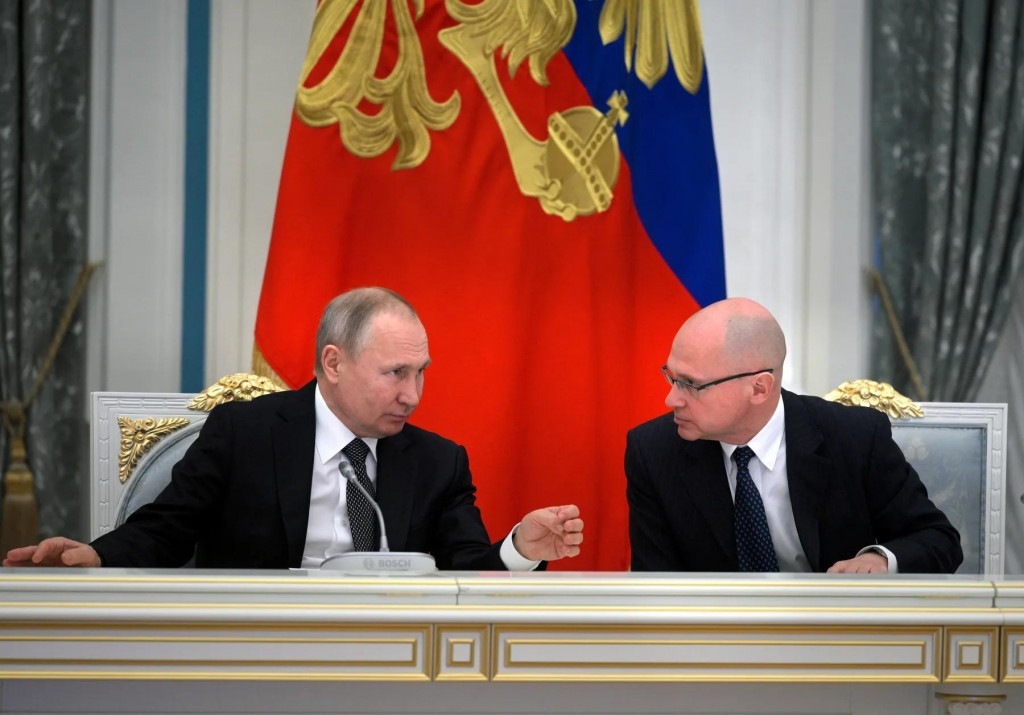 Ruský vodca Vladimir Putin a námestník Sergej Kirijenko. FOTO: Reuters