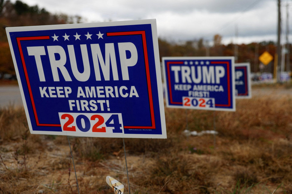 Kampaňové cedule republikánskeho prezidentského kandidáta a bývalého prezidenta USA Donalda Trumpa. FOTO: Reuters