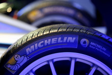 Logo francúzskeho výrobcu pneumatík Michelin je vidieť na pneumatike pretekárskeho auta Formuly E. FOTO: Reuters