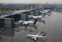 Lietadlá leteckej spoločnosti Lufthansa na letisku vo Frankfurte nad Mohanom. FOTO: TASR/DPA