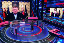 Robert Fico zaujal minulý týždeň vystúpením v ruskej propagandistickej relácii. Deje sa tak zhodou okolností v čase, keď sa Slovensko snaží dohodnúť náhradu za ruský plyn, kde bude potrebný aj súhlas Ruska.

FOTO: T.me/Skabeeva