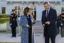 Holandská velvyslankyňa na Slovensku Gabriella Sancisiová a prezident Peter Pellegrini počas symbolického zasadenia tulipánu v prezidentskej záhrade. FOTO: TASR/Jakub Kotian