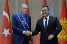 Turecký prezident Recep Tayyip Erdogan (vľavo) a kirgizský prezident Sadyr Žaparov pózujú počas stretnutia v Biškeku. FOTO: TASR/AP