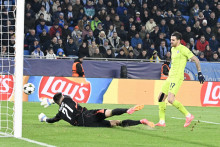 Sandro Kulenovič (Dinamo) strieľa tretí gól brankárovi Dominikovi Takáčovi (Slovan) počas zápasu 4. kola ligovej fázy Ligy majstrov (LM) vo futbale ŠK Slovan Bratislava - Dinamo Záhreb. FOTO: TASR/Pavel Neubauer