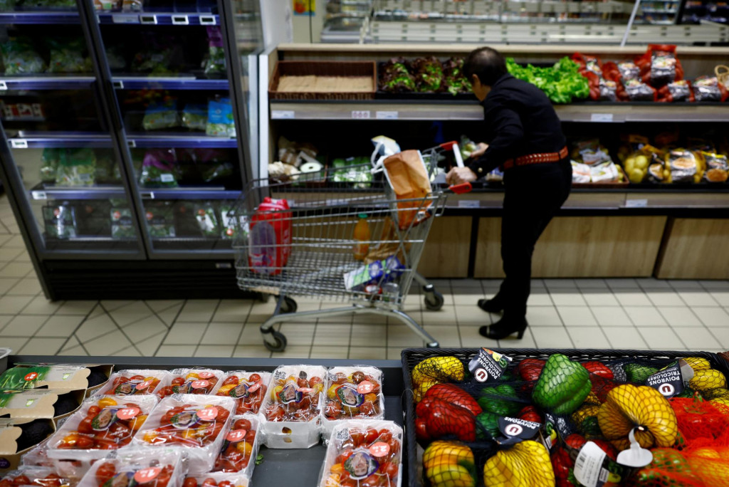 Žena s nákupným vozíkom nakupuje v supermarkete v Chanverrie vo Francúzsku. FOTO: Reuters