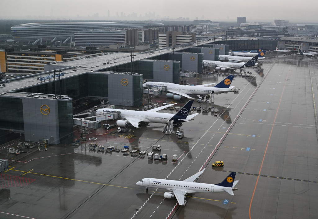 Lietadlá leteckej spoločnosti Lufthansa na letisku vo Frankfurte nad Mohanom. FOTO: TASR/DPA