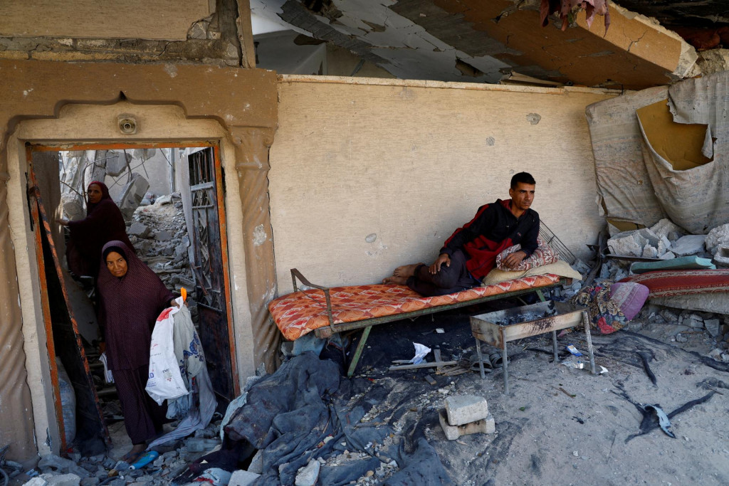 Ruiny domu, ktorý bol zničený pri izraelskej vojenskej ofenzíve  v Chán Juníse v južnom Pásme Gazy. FOTO: Reuters