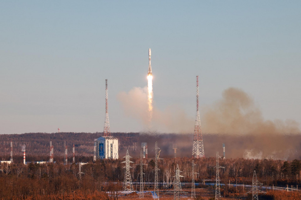 Raketový posilňovač Sojuz-2.1b s horným stupňom Fregat nesúci satelity vystrelil z odpaľovacej rampy na kozmodróme Vostočnyj v oblasti Amur na ďalekom východe v Rusku. FOTO: Reuters/Roskosmos