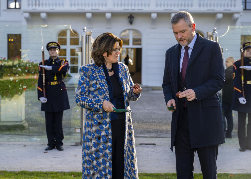 Holandská velvyslankyňa na Slovensku Gabriella Sancisiová a prezident Peter Pellegrini počas symbolického zasadenia tulipánu v prezidentskej záhrade. FOTO: TASR/Jakub Kotian