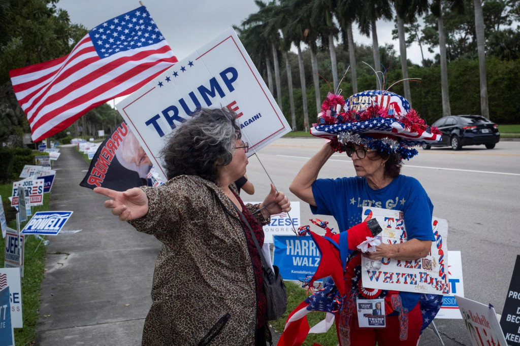 Priaznivci republikánskeho prezidentského kandidáta a bývalého prezidenta USA Donalda Trumpa sa zhromažďujú pred volebnou miestnosťou v deň volieb na Floride. FOTO: Reuters