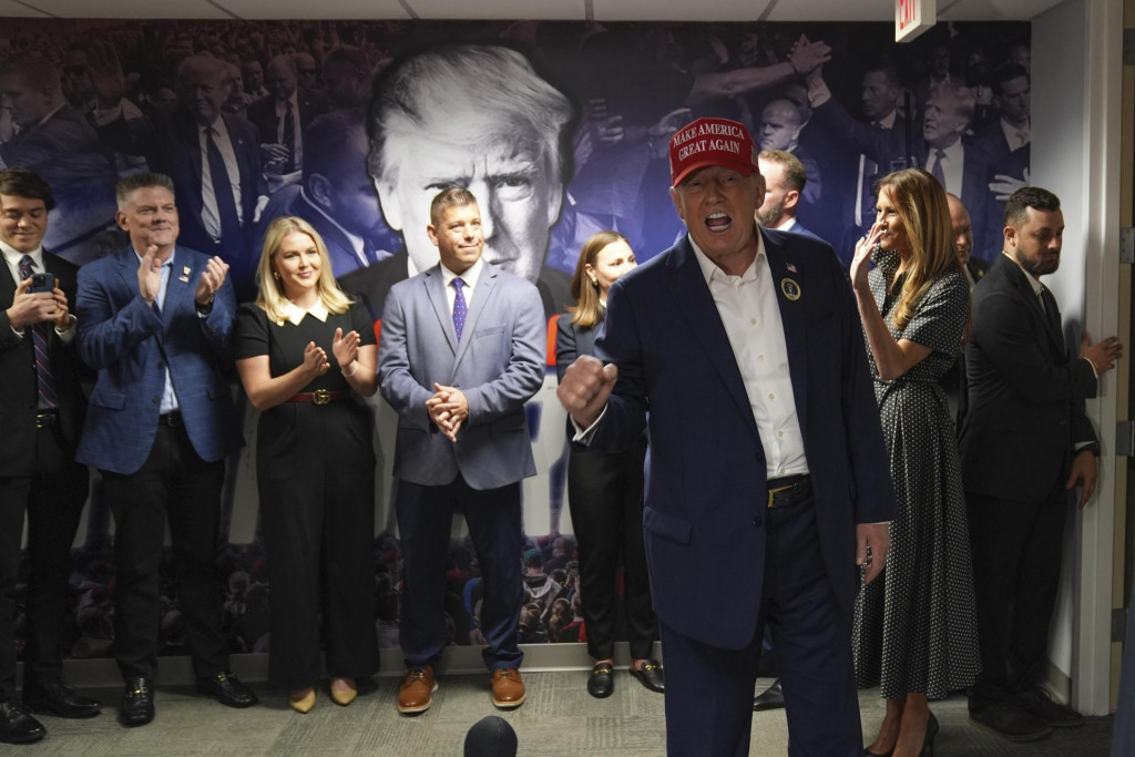 Republikánsky prezidentský kandidát a americký exprezident Donald Trump hovorí počas návštevy sídla svojej kampane vo West Palm Beach. FOTO: TASR/AP