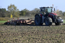 Na snímke traktor počas jesennej prípravy pôdy na poli pri obci Pusté Čemerné v okrese Michalovce. FOTO: TASR/Roman Hanc