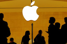 Zákazníci prechádzajú okolo loga Apple vo vnútri predajne Apple na stanici Grand Central Station v New Yorku. FOTO: Reuters